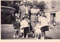 le jour des rameaux,mon oncle jean serra et ma tante cécile ,ma cousine sydney qui tient par la main mon frère marcel gimenez